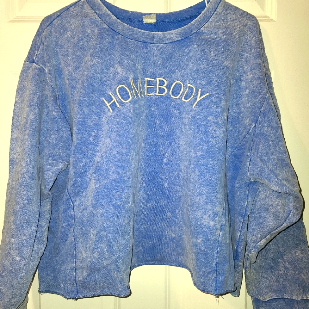 Long sleeve cropped top.
